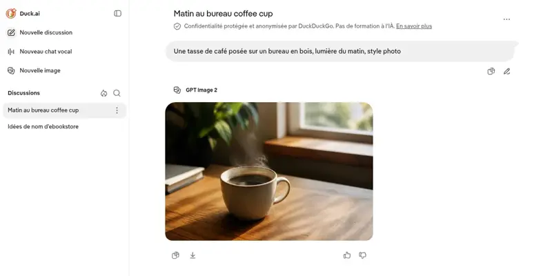 Image d’une tasse de café sur un bureau en bois générée par Duck.ai sans compte, avec le bouton de téléchargement