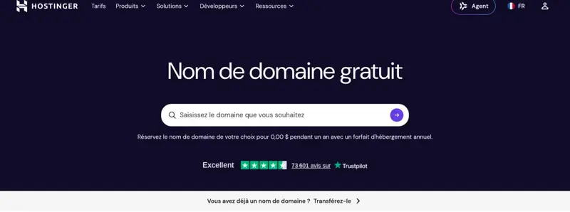 Page Nom de domaine gratuit de Hostinger avec la barre de recherche de domaine et la mention 0,00 $ pendant un an avec un forfait annuel